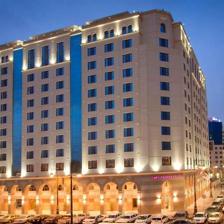 Crowne Plaza Madinah By Ihg Hotel Medina Exterior photo The hotel at night