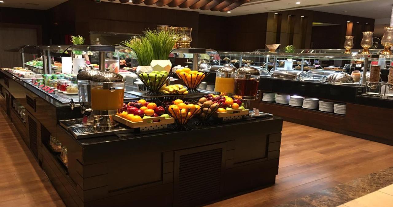 Crowne Plaza Madinah By Ihg Hotel Medina Exterior photo The buffet at the hotel