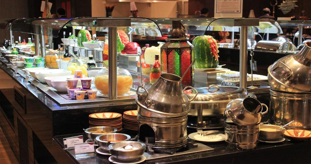 Crowne Plaza Madinah By Ihg Hotel Medina Exterior photo A buffet at a hotel