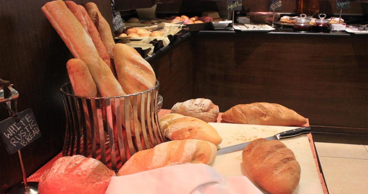 Crowne Plaza Madinah By Ihg Hotel Medina Exterior photo Bread at a bakery