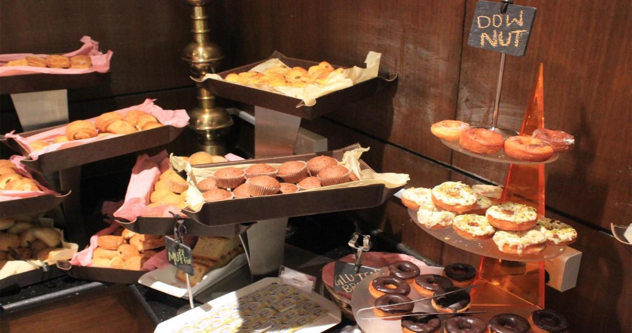 Crowne Plaza Madinah By Ihg Hotel Medina Exterior photo A selection of Thai desserts