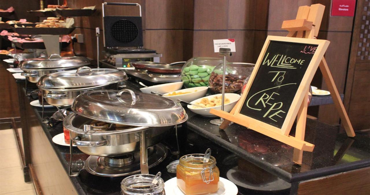 Crowne Plaza Madinah By Ihg Hotel Medina Exterior photo A buffet at a hotel