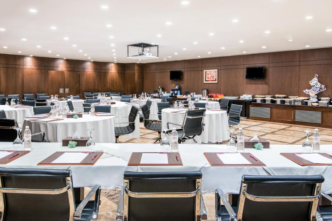 Crowne Plaza Madinah By Ihg Hotel Medina Exterior photo Meeting room