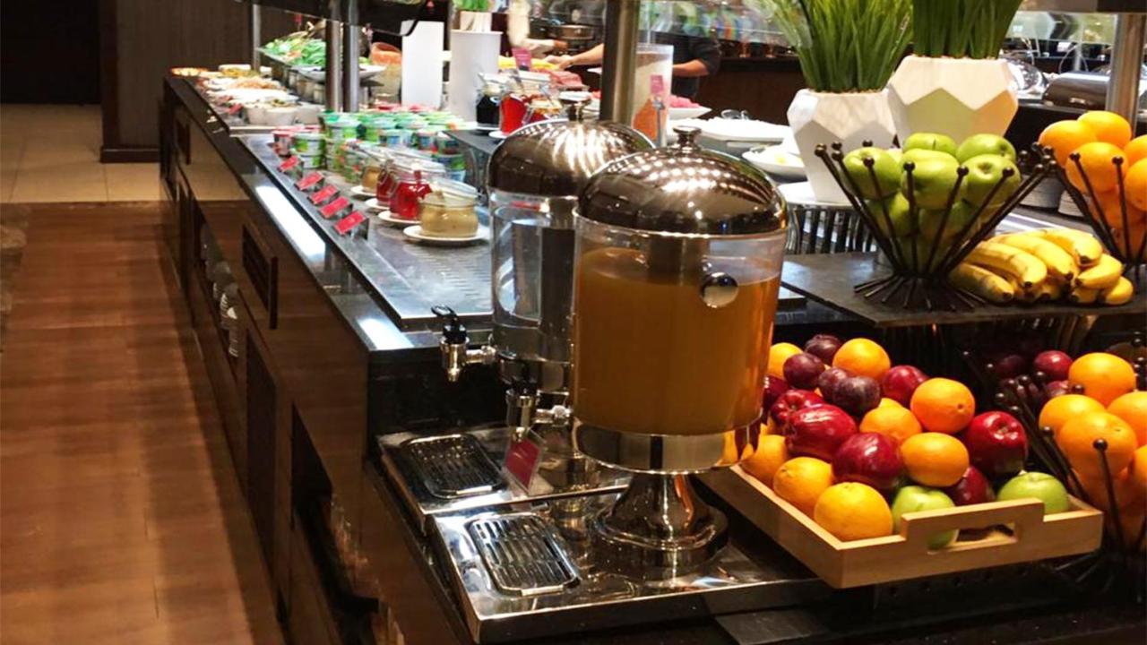 Crowne Plaza Madinah By Ihg Hotel Medina Exterior photo A juice dispenser