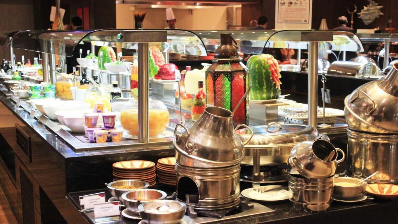 Crowne Plaza Madinah By Ihg Hotel Medina Exterior photo A chafing dish