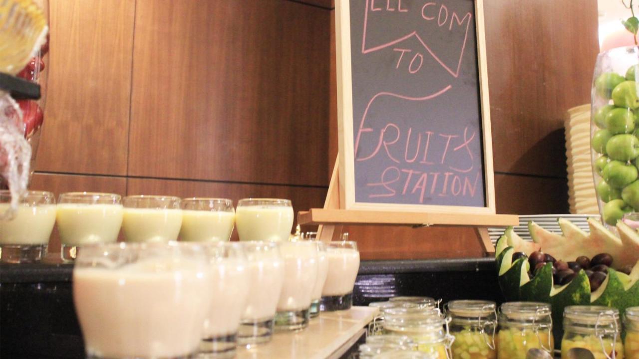 Crowne Plaza Madinah By Ihg Hotel Medina Exterior photo Welcome drink at a hotel