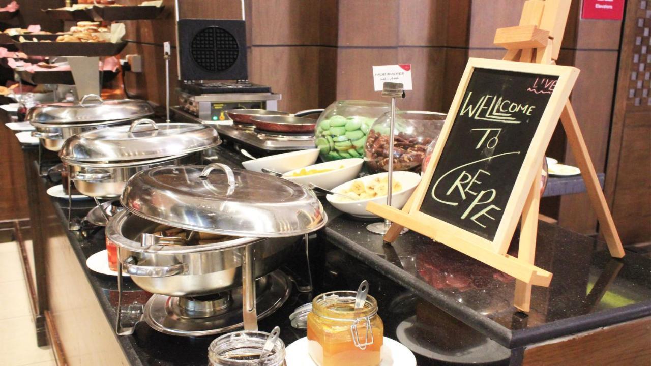Crowne Plaza Madinah By Ihg Hotel Medina Exterior photo A buffet at a hotel