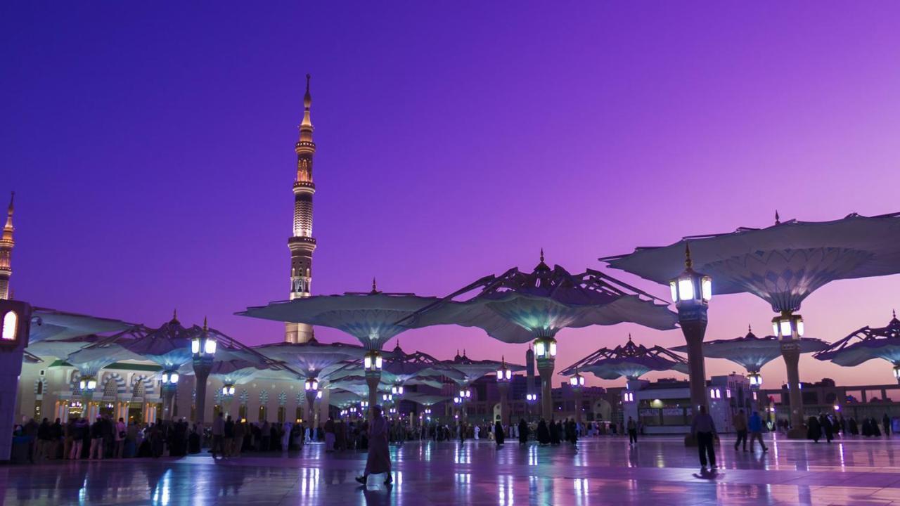 Crowne Plaza Madinah By Ihg Hotel Medina Exterior photo The Prophet's Mosque at night