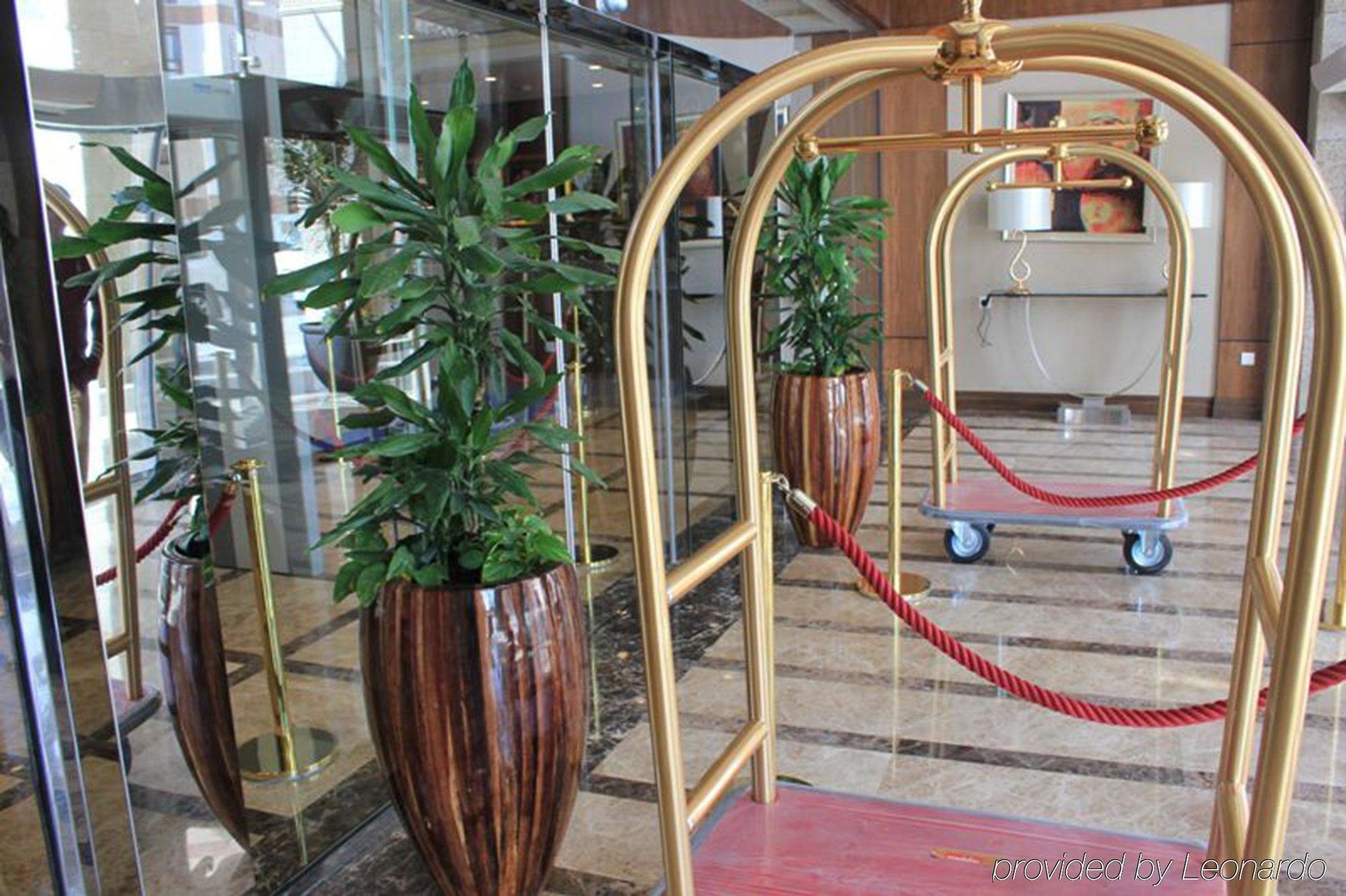 Crowne Plaza Madinah By Ihg Hotel Medina Exterior photo Luggage trolleys