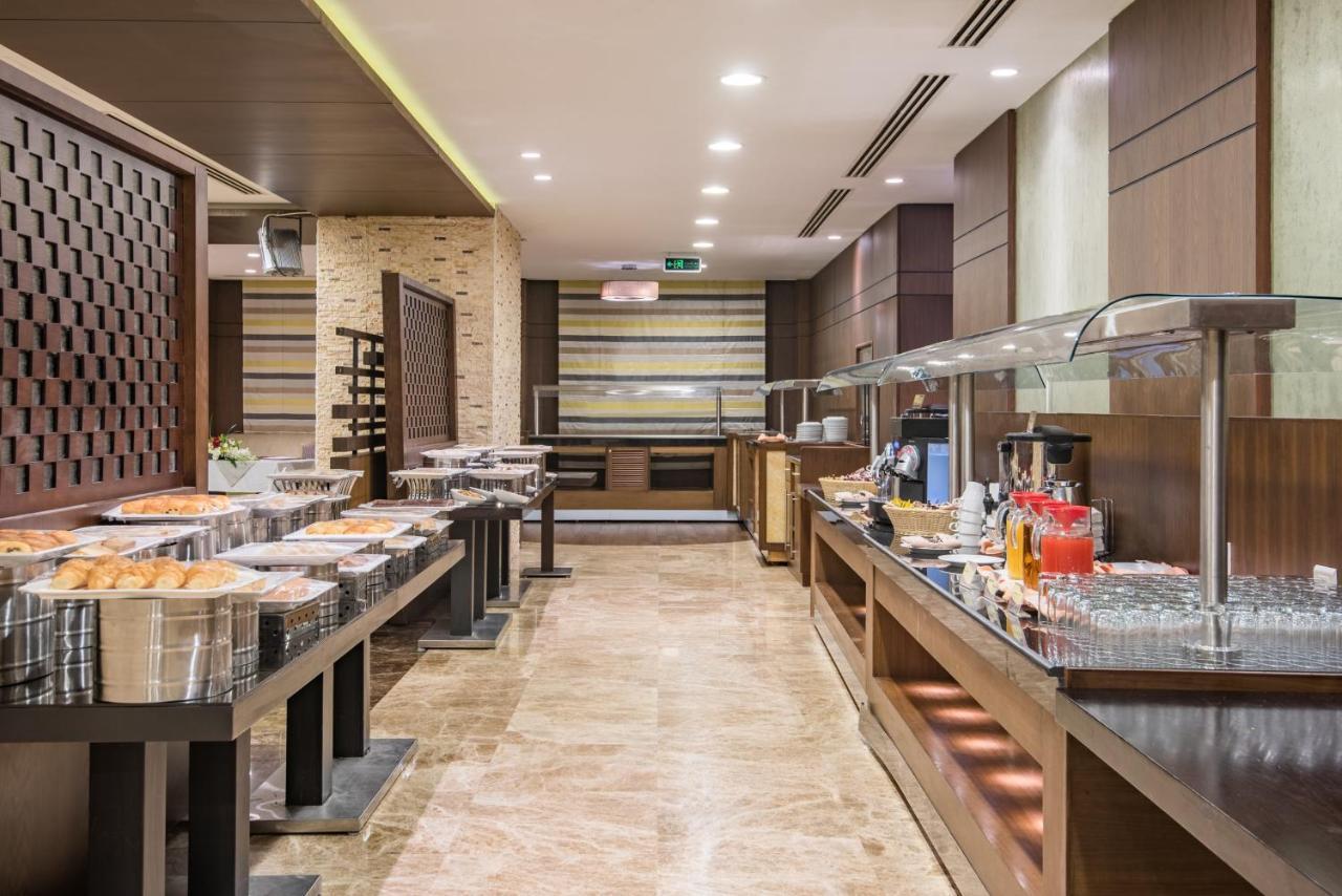 Crowne Plaza Madinah By Ihg Hotel Medina Exterior photo The buffet at the lounge
