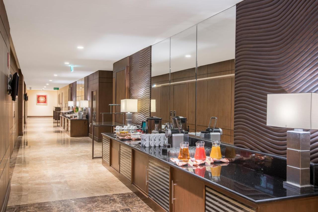 Crowne Plaza Madinah By Ihg Hotel Medina Exterior photo The lounge at the airport