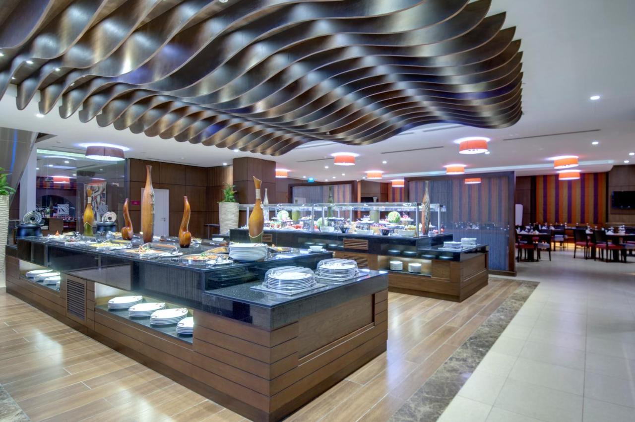 Crowne Plaza Madinah By Ihg Hotel Medina Exterior photo The buffet at the Grand Hyatt Hotel, Dubai