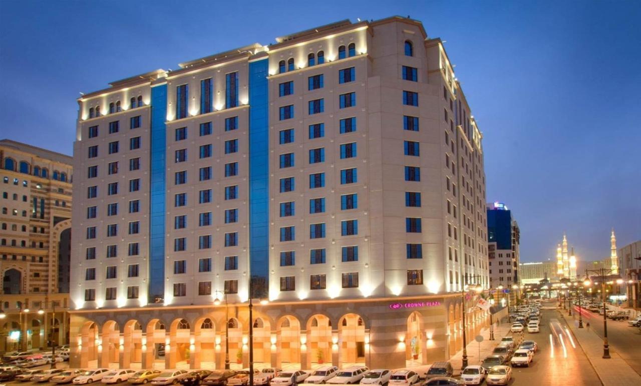 Crowne Plaza Madinah By Ihg Hotel Medina Exterior photo The hotel at night